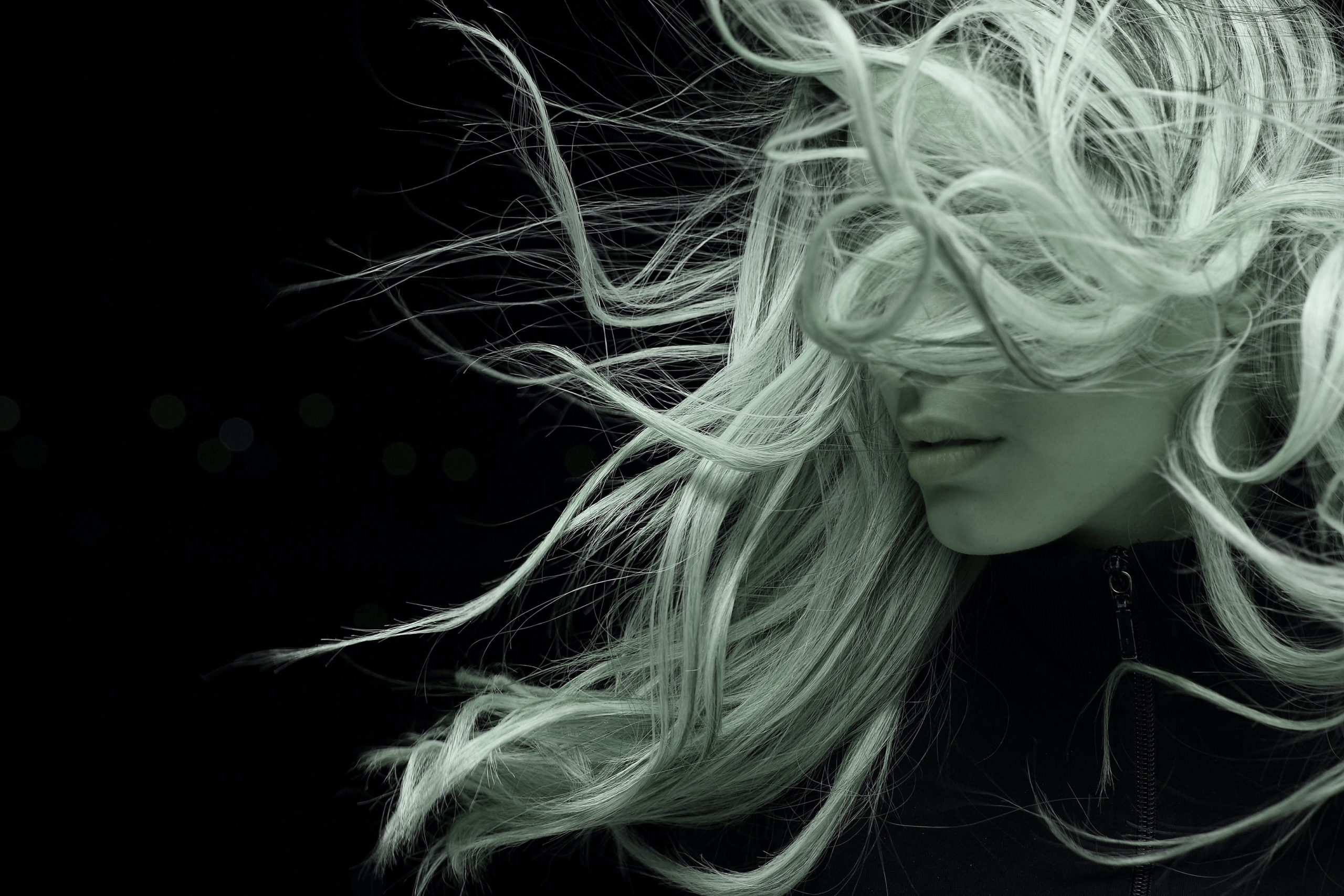Imagen de fondo en blanco y negro de una mujer con el pelo alborotado por el viento